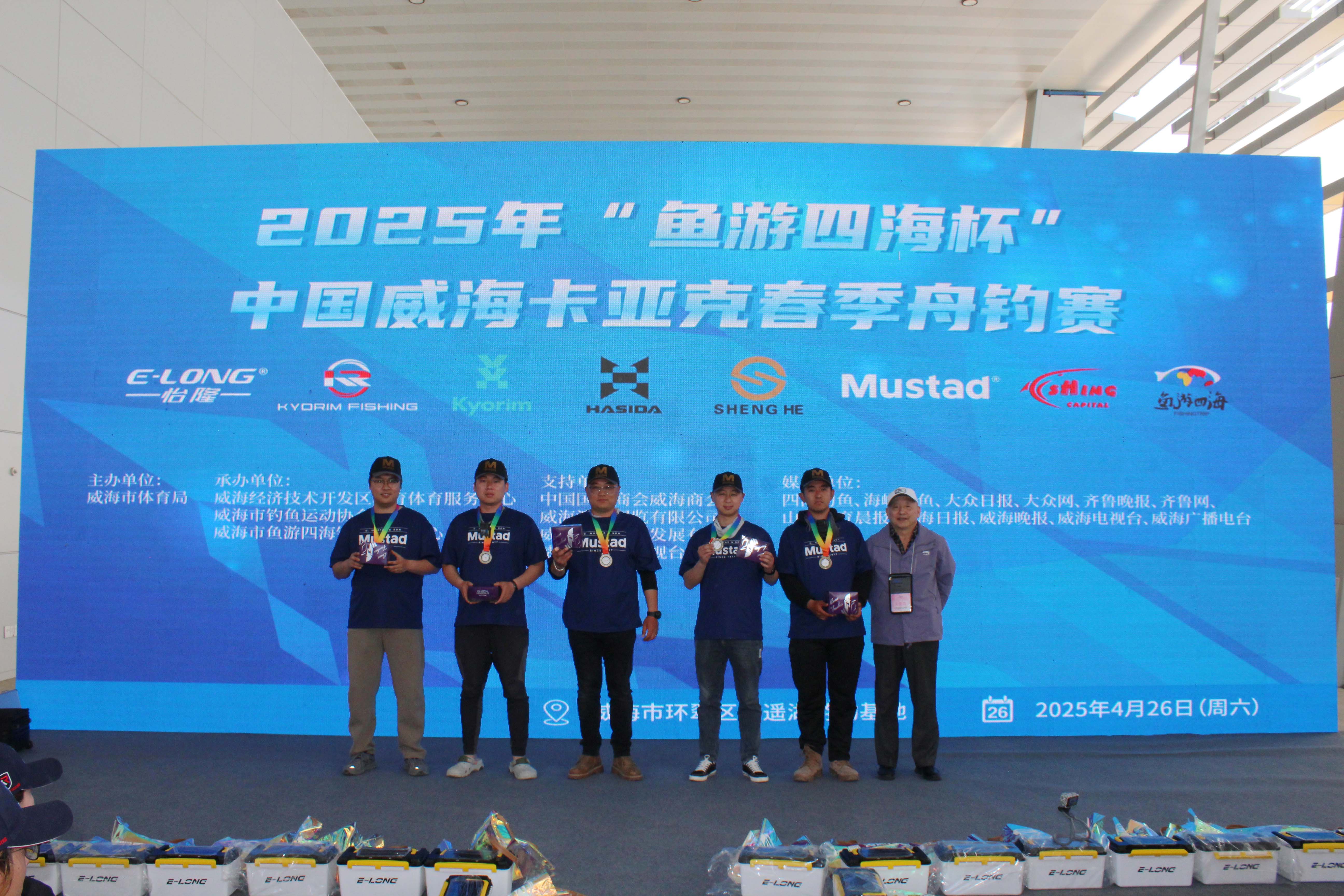 第二名慕斯达队合影.jpg